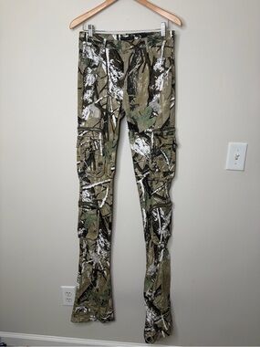 Rockstar Camo Cargo Stacked Flare Jeans pockets